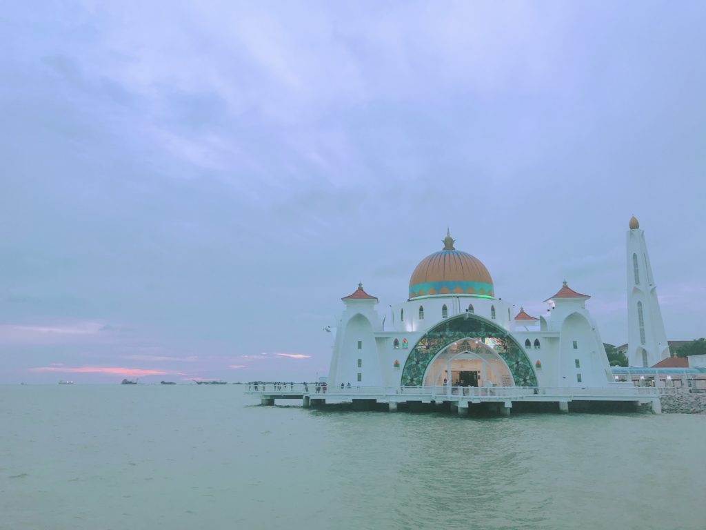 マラッカ観光の人気スポットMasjid Selat Melaka（水上モスク）の絶景スポットはここ！