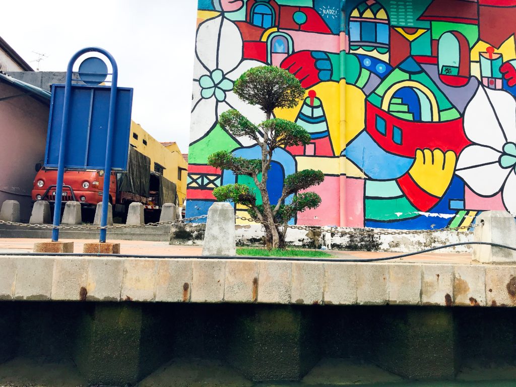 マラッカリバークルーズで川から観るマラッカのアーティスティックな街並み