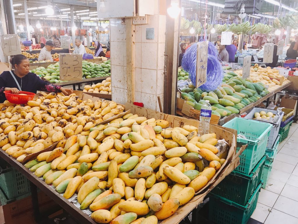 市場で新鮮マンゴーを探す旅