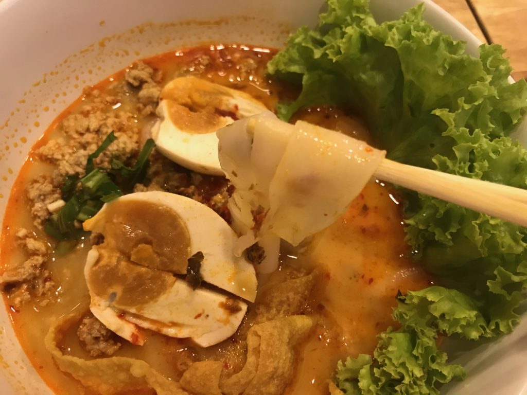 Crazy Noodleの④Minced Pork and Salted Egg/White Rice Noodle/Spicy Tom Yum Soup（180円/50B）
