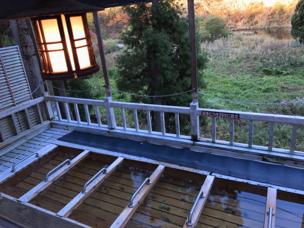 銀山温泉では例年10月下旬〜11月上旬に紅葉のピークを迎える