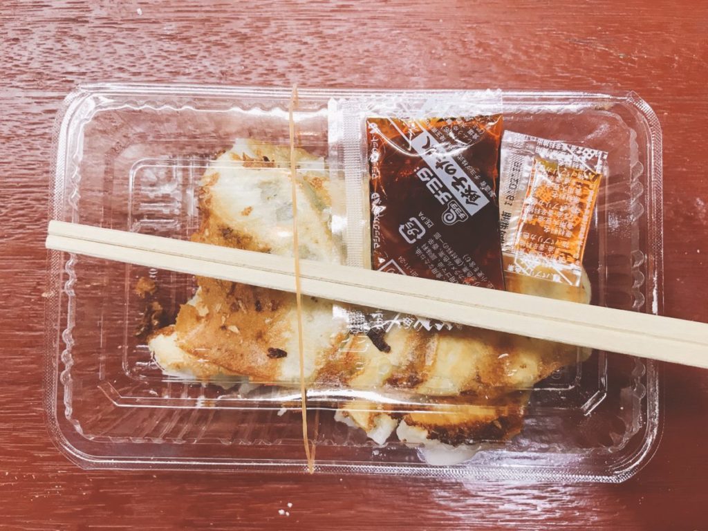 三ノ輪のさかい食品の焼餃子8個入り（300円）