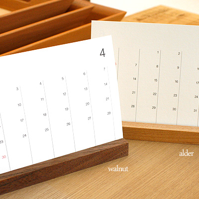Hacoaの木製卓上カレンダーのベースは2種類