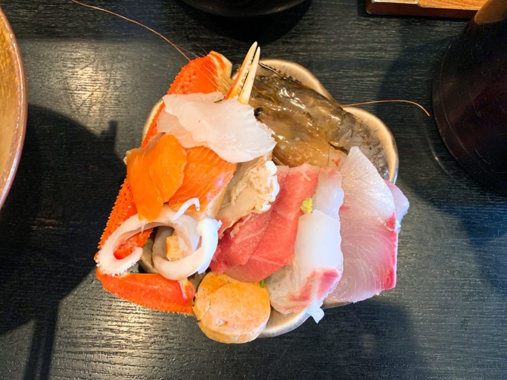 （本店）の極上海鮮丼（2,000円）＋ご飯大盛り（100円）