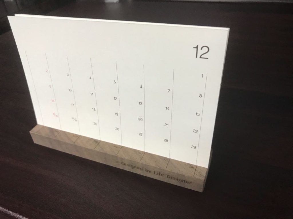 Hacoaの木製卓上カレンダーは名入れも可能！